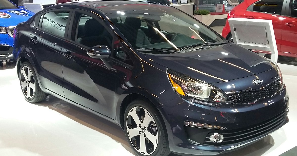 Kia Rio седан, полный вид на стенде автосалона